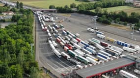 Des camions bloqués à un péage sur l'A7.