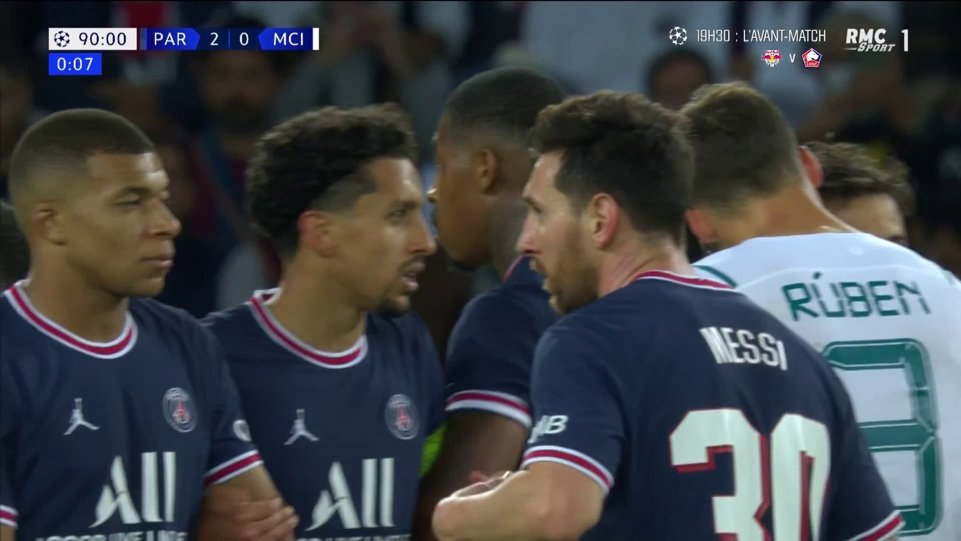 Lionel Messi regarde vers le but