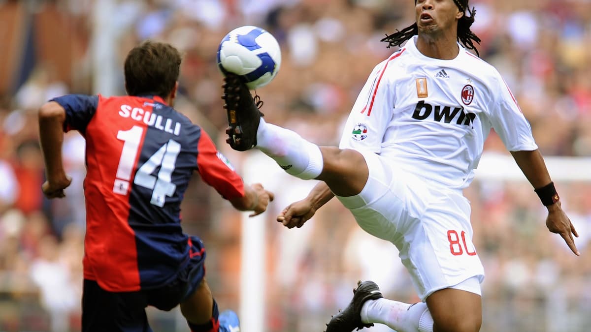 Ronaldinho (à droite) sous le maillot du Milan AC en 2008