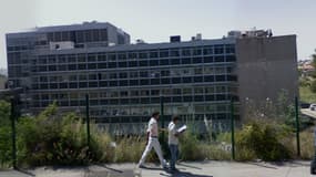 Le jeune homme a été transporté à l'hôpital Nord de Marseille, où il a succombé à ses blessures.