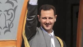 Le président syrien Bachar al Assad assure, dans une interview diffusée mercredi, ne pas avoir donné l'ordre à ses forces d'abattre des manifestants, un geste qui ne pourrait selon lui venir que d'un dirigeant dément. /Photo prise le 6 novembre 2011/REUTE