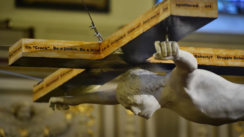 Statue moulée sur Pete Doherty, dans une église à Londres.