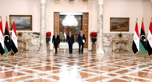 Lé président égyptien Abdel Fattah al-Sissi, entouré du maréchal Khalifa Haftar (droite) et du président du Parlement élu, basé en Cyrénaïque, Aguila Saleh (gauche), au Caire, le 6 juin 2020 Lé président égyptien Abdel Fattah al-Sissi, entouré du maréchal Khalifa Haftar (droite) et du président du Parlement élu, basé en Cyrénaïque, Aguila Saleh (gauche), au Caire, le 6 juin 2020