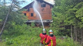 Un chalet de 250 m2 en feu à Selonnet, le 2 juillet 2025.