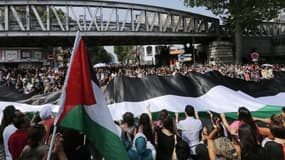 Des manifestants pro-Palestine le 19 juillet dans le quartier de Barbès à Paris lors d'un rassemblement interdit