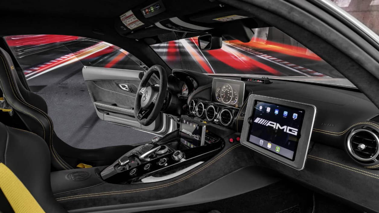 L'habitacle de la voiture de sécurité avec des services de radio et des iPads.