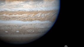 Cette image prise par la sonde Cassini et diffusée par la NASA le 4 décembre 2000 montre l'œil de Jupiter, la Grande Tache rouge, juste avant qu'elle ne disparaisse au-dessus du bord est de la planète. 