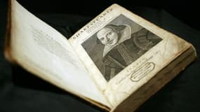 Une édition rare des pièces de Shakespeare datant de 1623 photographiée lors d'une vente aux enchères chez Sotheby's à Londres le 20 mars 2006