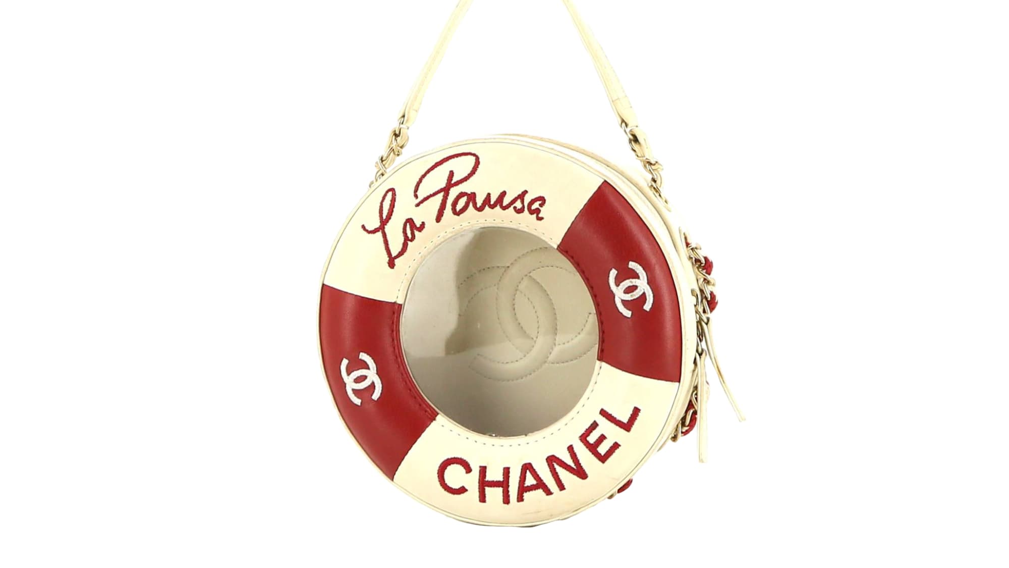 Le sac bandoulière Chanel Editions Limitées en cuir blanc et rouge, défilé Croisière La Pausa 2018. Le sac bandoulière Chanel Editions Limitées en cuir blanc et rouge, défilé Croisière La Pausa 2018.