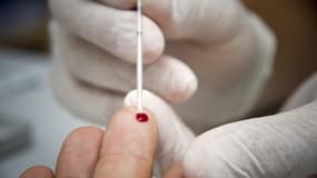 Un médecin prélève une goutte de sang pour faire un test rapide de dépistage du VIH, en 2010 à Cayenne (Guyane)