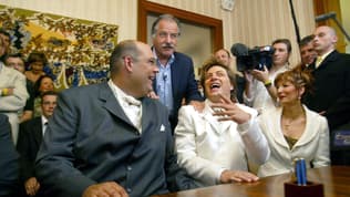 Noël Mamère, qui vient de célébrer le premier mariage d'un couple homosexuel, félicite les mariés, Stéphane Chapin et Bertrand Charpentier, le 5 juin 2004 à Bègles