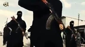 Capture d'écran d'une vidéo diffusée par le site Al-Raqqa sur Youtube le 23 septembre 2014, montrant des recrues du groupe Etat islamique dans un lieu indéterminé