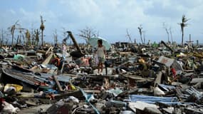 Une rescapée au milieu des détritus à Tacloban après le passage du typhon Haiyan