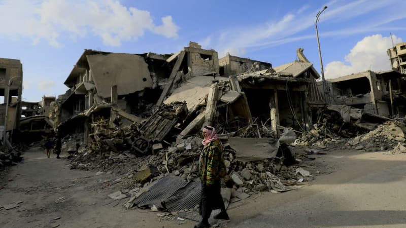 Un homme marche parmi les ruines de Raqqa, "capitale" de Daesh pendant trois ans, le 16 janvier 2018 (photo d'illustration)