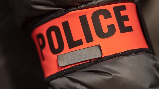Un brassard de policer (photo d'illustration)