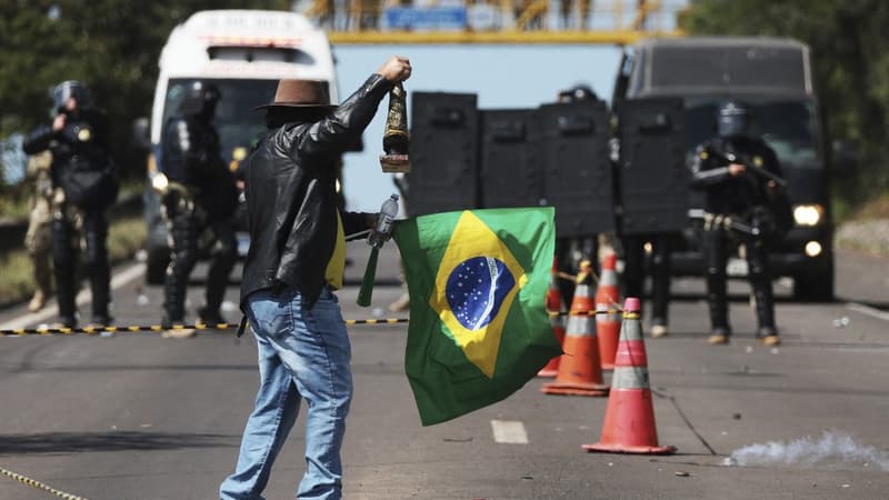 Un soutien de Jair Bolsonaro sur une route bloquée du Brésil, dans l'état du Rio Grande do Sul, le 1er novembre 2022.
