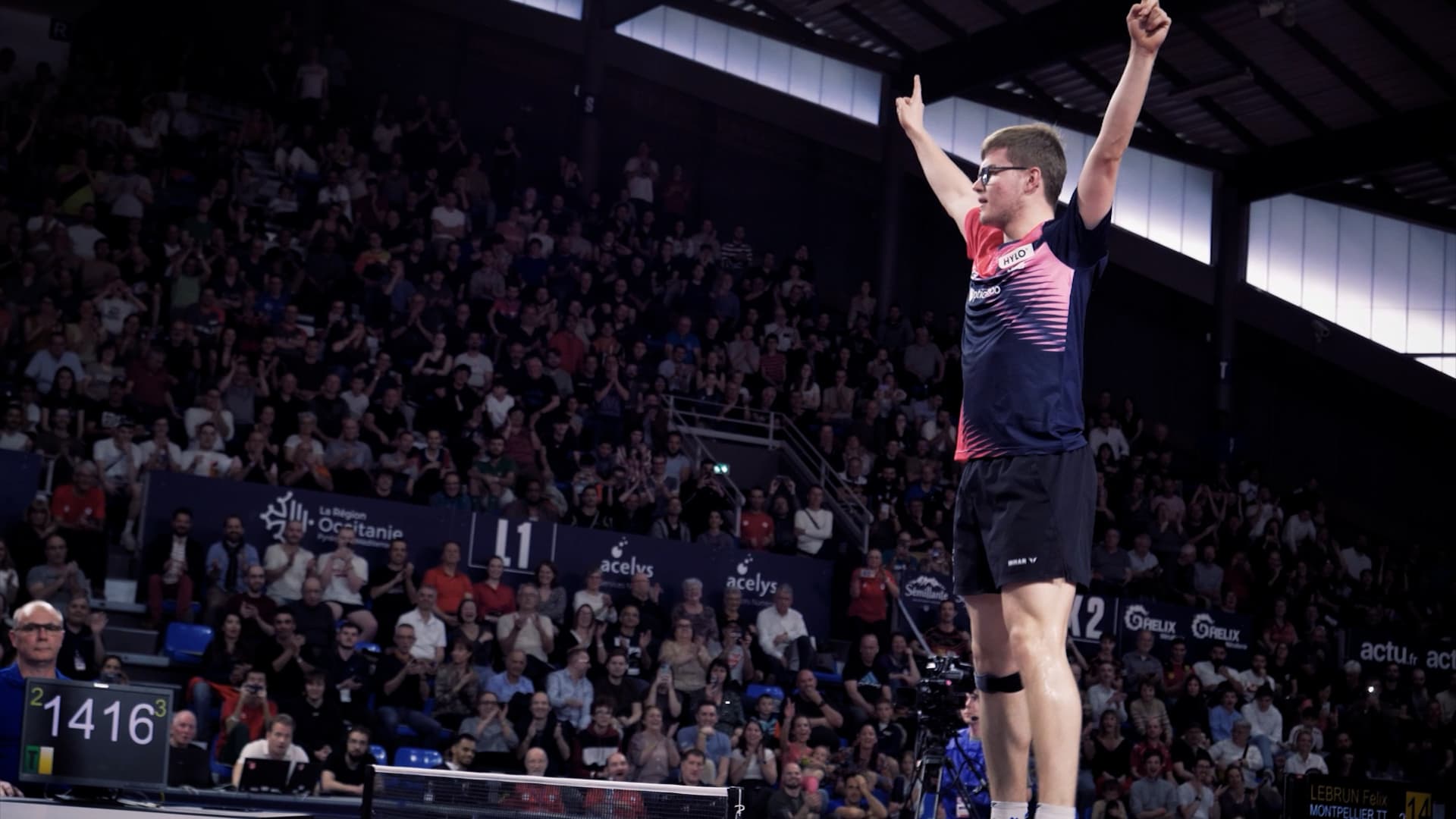 La folle célébration d'Alexis Lebrun, debout sur la table après avoir battu son frère, à retrouver dans le film RMC Sport "Alexis et Félix, aux origines des phénomènes du ping français" La folle célébration d'Alexis Lebrun, debout sur la table après avoir battu son frère, à retrouver dans le film RMC Sport "Alexis et Félix, aux origines des phénomènes du ping français"