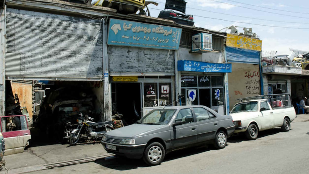 Iran Khodro, partenaire local de PSA, produit la Peugeot 405.