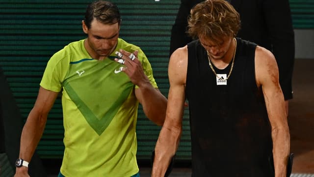 Alexander Zverev (à droite) aux côtés de Rafael Nadal (à gauche) après sa blessure à la cheville lors de la demi-finale de Roland-Garros 2022