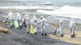 La marine sri-lankaise s'attelle à nettoyer les plages polluées par des tonnes de granulés plastiques mélangés à du pétrole brûlé et autres débris rejetés par la mer en provenance du navire en feu. 
