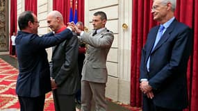 François Hollande a remis vendredi à l'Elysée les insignes de commandeur de la Légion d'Honneur à Pascal Lamy, le directeur général l'Organisation mondiale du commerce (OMC) qui est souvent cité comme un possible renfort au gouvernement. /Photo prise le 3