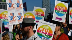"Pas de place pour les Nazis", "Le racisme n'est pas une alternative"; plusieurs milliers de manifestants ont défilé à Berlin ce samedi 13 octobre 2018. 