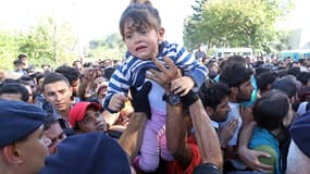 A la gare de Tovarnik (Croatie), une enfant est extraite de la foule qui se presse vers les trains en direction de Zagreb.