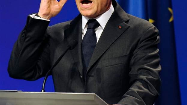 Nicolas Sarkozy a défendu samedi, à l'occasion de son cinquième meeting de campagne, à Bordeaux, une vision de la "République forte" qui fait respecter l'autorité de la loi, sanctionne les délinquants, préserve l'identité nationale et combat le clientélis