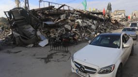 Des voitures passant devant des bâtiments détruits alors que les Libanais déplacés retournent dans la ville de Nabatieh, dans le sud du pays, le 28 novembre 2024