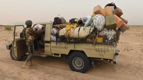 Un soldat malien fouille un véhicule (illustration)