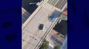 Un morceau de grue effondré sur un pont de Fort Lauderdale, dans l'État américain de Floride.