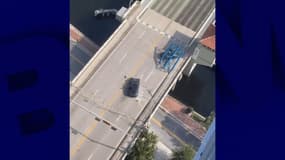 Un morceau de grue effondré sur un pont de Fort Lauderdale, dans l'État américain de Floride.