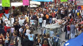 Des personnes visitant des stands à Lille, lors de la traditionnelle braderie, gigantesque marché aux puces qui attend d'habitude près de 3 millions de personnes. - FRANCOIS LO PRESTI - AFP