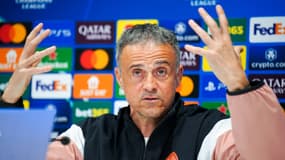 Luis Enrique très expansif avec les mains pendant une conférence de presse avant Liverpool-PSG, le 10 mars 2025
