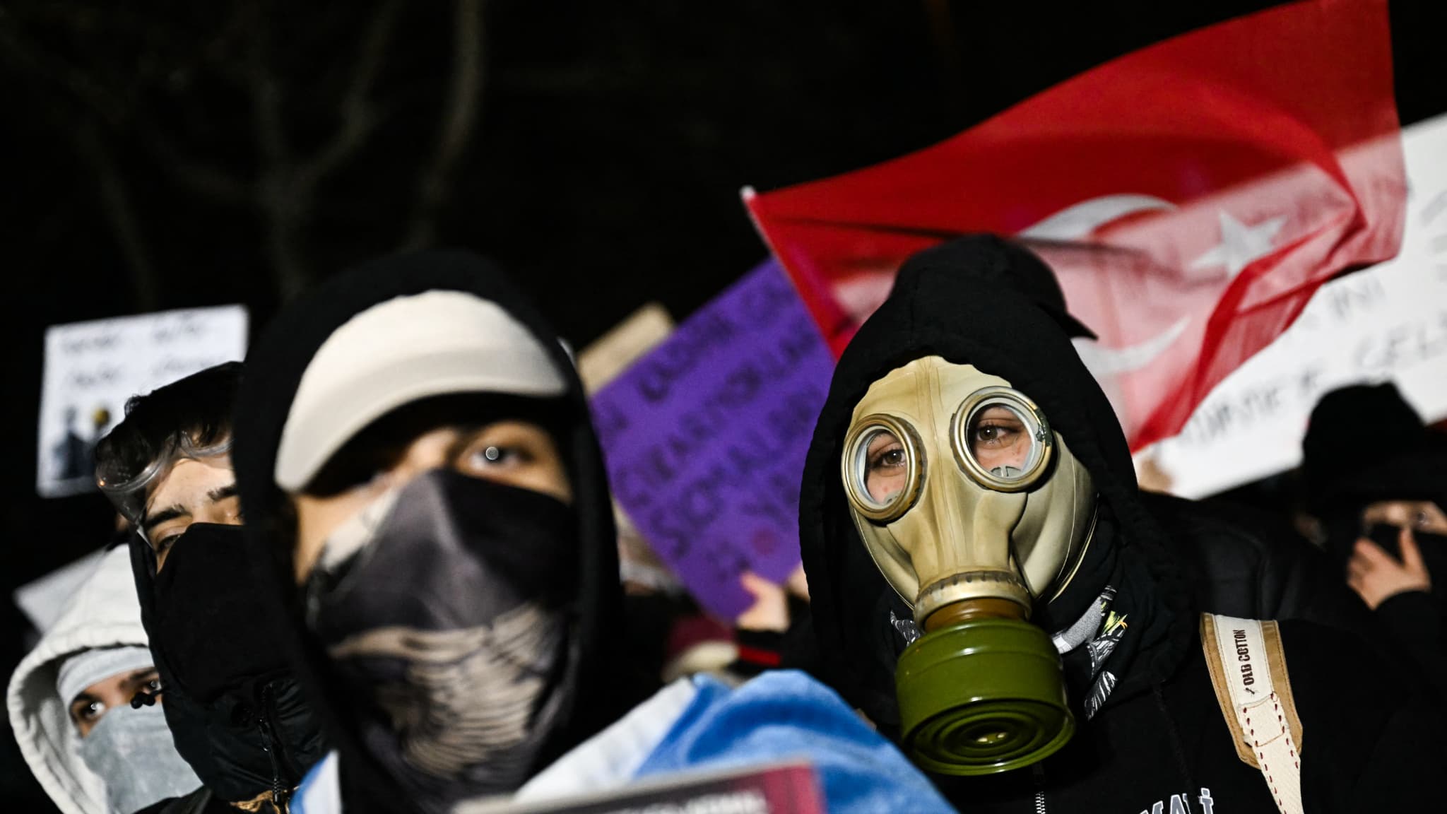 Un manifestant porte un masque à gaz près de l'hôtel de ville d'Istanbul lors d'un rassemblement de soutien au maire arrêté d'Istanbul (Turquie), le 24 mars 2025.