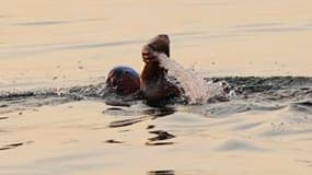 Diana Nyad, une Américaine de 61 ans, s'est mise à l'eau dimanche à la tombée du jour pour tenter de traverser à la nage les 166 km séparant Cuba de Key West, en Floride, en espérant établir un nouveau record du monde. /Photo prise le 7 août 2011/REUTERS/