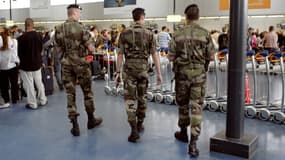 Des militaires patrouillant dans le cadre de l'opération Vigipirate, à l'aéroport de Roissy.