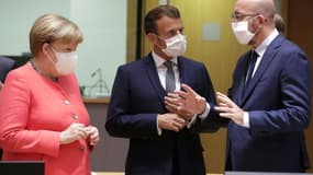 La chancelière allemande Angela Merkel (g), le président français Emmanuel Macron (c) et le président du Conseil européen Charles Michel à Bruxelles, le 17 juillet 2020