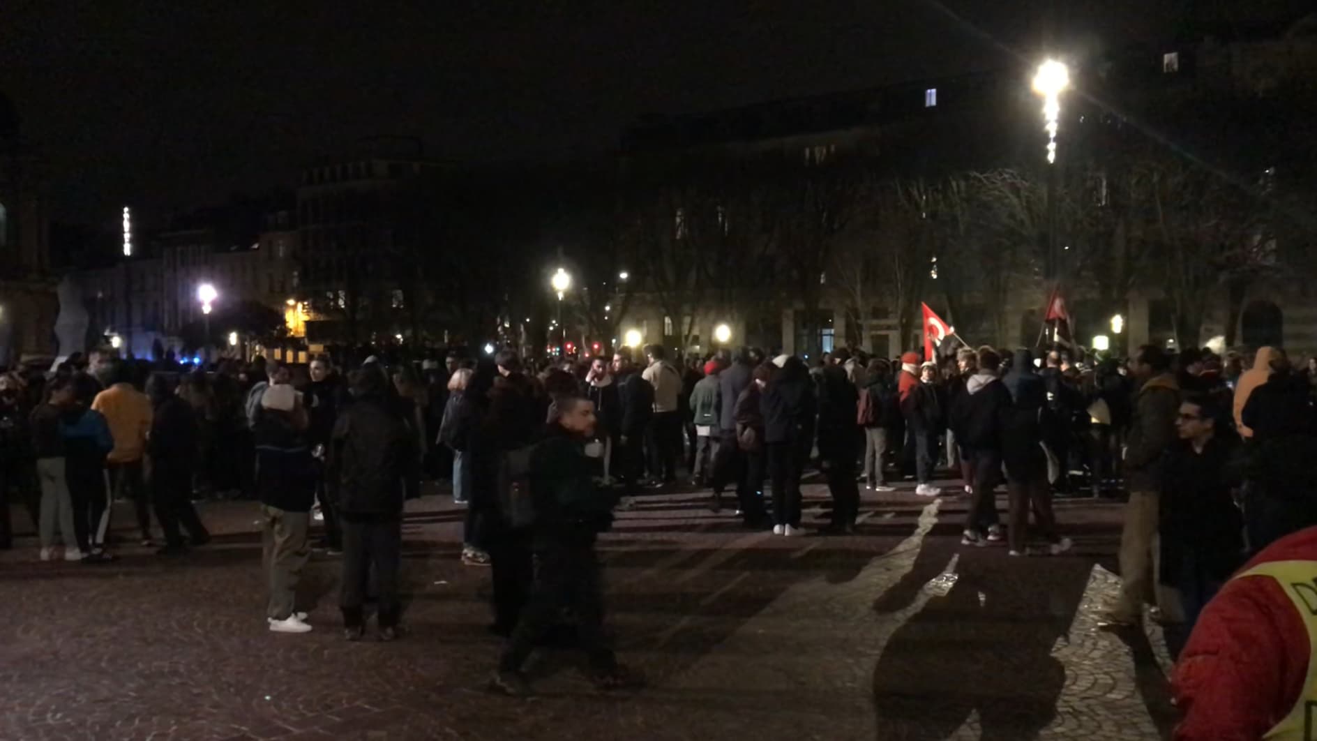 Les manifestants place de la République à Lille après l'adoption de la réforme des retraites le lundi 20 mars 2023.