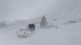 Le car et les véhicules bloqués sur la route du col du Lautaret, le 10 février 2024.