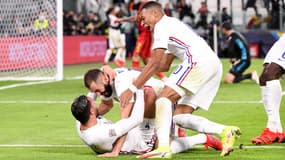 La célébration Théo Hernandez, Karim Benzema et Kylian Mbappé
