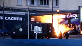 Images de l'assaut contre Amedy Coulibaly, retranché avec des otages dans le supermarché casher.