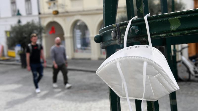 Un masque FFP2 dans une rue autrichienne le 1er avril 2021.