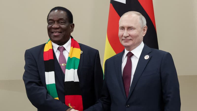 Le président de la fédération de Russie Vladimir Poutine et le président du Zimbabwe Emmerson Mnangagwa, le 27 juillet 2023 à Saint-Pétersbourg (Russie).