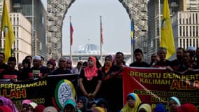 Des activistes musulmans attendent le verdict de la Haute Cour à Putrajaya, en Malaisie, le 23 juin 2014.