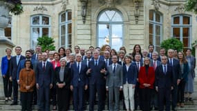 Le Premier ministre Michel Barnier (au centre, mains levées) entouré des membres de son gouvernement à l'issue d'un séminaire à Matignon, à Paris, le 27 septembre 2024