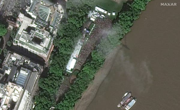 Satellite Images Show A Mile-Long Queue Across London To Enter Westminster Hall, Where Elizabeth Ii's Coffin Rests.