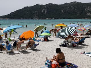 Des touristes sur la plage de Santa Giulia, près de Porto Vecchio, en Corse, le 9 juillet 2023 (photo d'illustration).
