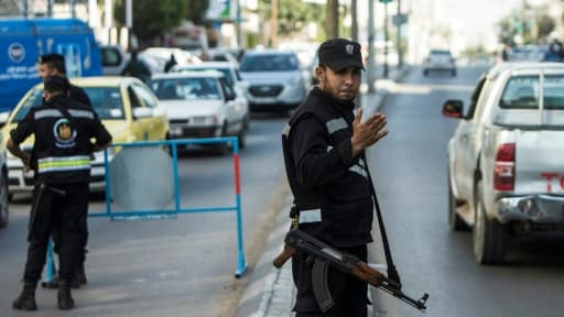 Des Palestiniens membres des forces de sécurité du Hamas contrôlent des véhicules à Gaza, le 5 avril 2017 Des Palestiniens membres des forces de sécurité du Hamas contrôlent des véhicules à Gaza, le 5 avril 2017