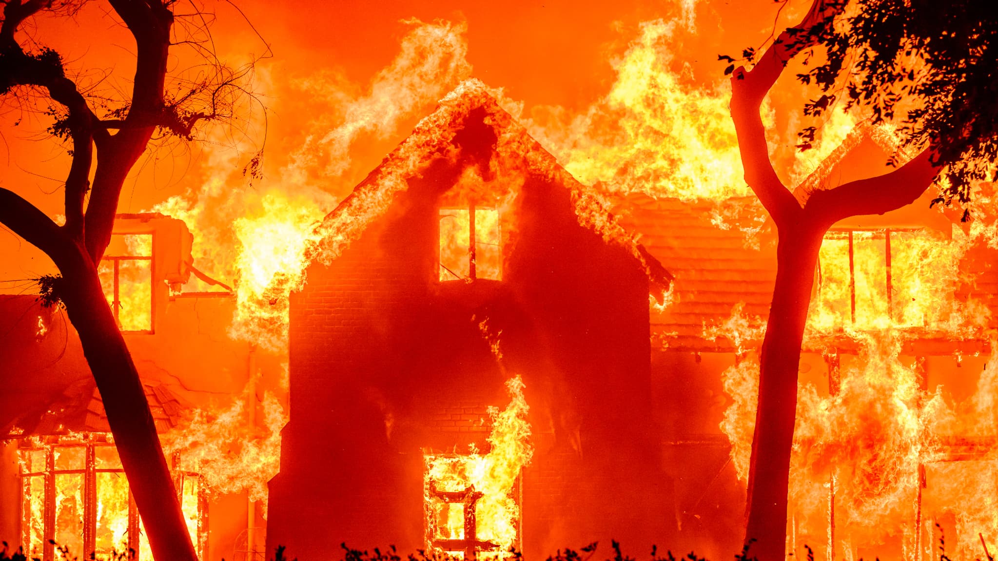 Une maison en flammes à Altadena au nord de Los Angeles le 8 janvier 2025 Une maison en flammes à Altadena au nord de Los Angeles le 8 janvier 2025